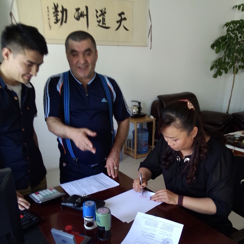 哈萨客户签约.jpg 哈萨客户签约.jpg